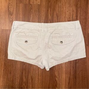 American Eagle Low rise chino shorts size 4 beige flap pockets casual stretch